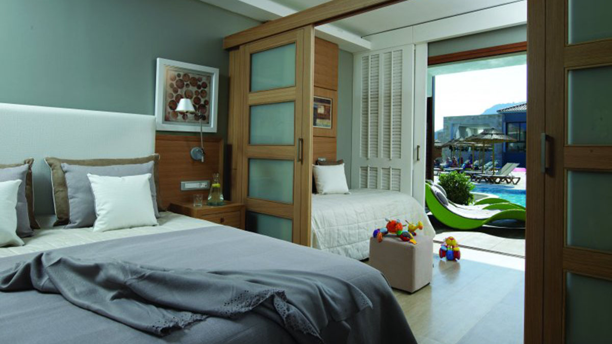 Family Deluxe Swim Up